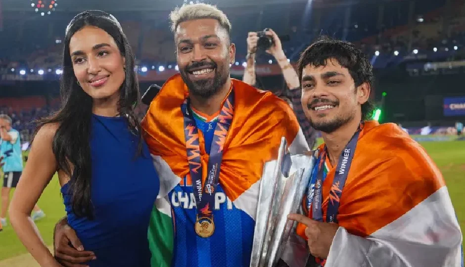 टी20 वर्ल्ड कप जीत के बाद मैदान पर दिखा हार्दिक पांड्या का रोमांटिक अंदाज, गर्लफ्रेंड माहिका शर्मा ने किया किस hardik pandya,mahika sharma,hardik pandya girlfriend,t20 world cup 2026,hardik pandya kiss video,hardik pandya mahika sharma viral video,india vs new zealand final 2026,narendra modi stadium ahmedabad,team india celebration,hardik pandya personal life