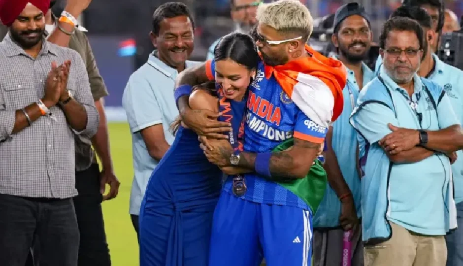 टी20 वर्ल्ड कप जीत के बाद मैदान पर दिखा हार्दिक पांड्या का रोमांटिक अंदाज, गर्लफ्रेंड माहिका शर्मा ने किया किस hardik pandya,mahika sharma,hardik pandya girlfriend,t20 world cup 2026,hardik pandya kiss video,hardik pandya mahika sharma viral video,india vs new zealand final 2026,narendra modi stadium ahmedabad,team india celebration,hardik pandya personal life