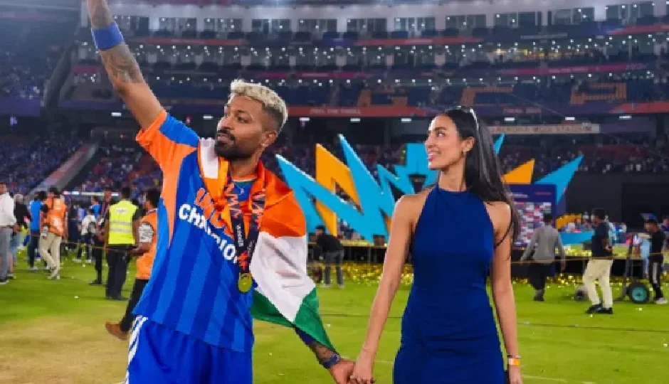 टी20 वर्ल्ड कप जीत के बाद मैदान पर दिखा हार्दिक पांड्या का रोमांटिक अंदाज, गर्लफ्रेंड माहिका शर्मा ने किया किस hardik pandya,mahika sharma,hardik pandya girlfriend,t20 world cup 2026,hardik pandya kiss video,hardik pandya mahika sharma viral video,india vs new zealand final 2026,narendra modi stadium ahmedabad,team india celebration,hardik pandya personal life