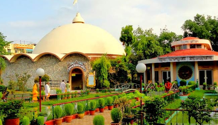 one can live in haridwar even without money,these ashrams have free arrangements for living and eating,holiday,travel,tourism