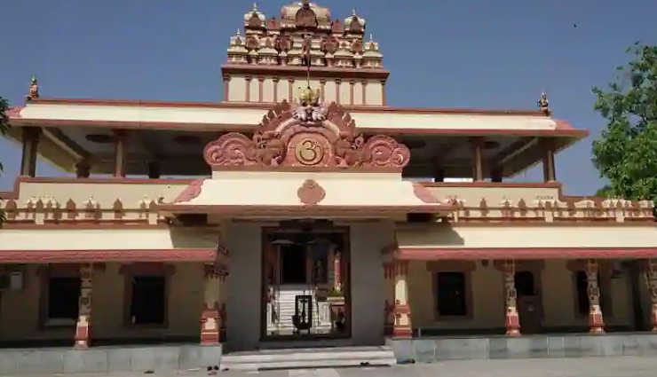 one can live in haridwar even without money,these ashrams have free arrangements for living and eating,holiday,travel,tourism