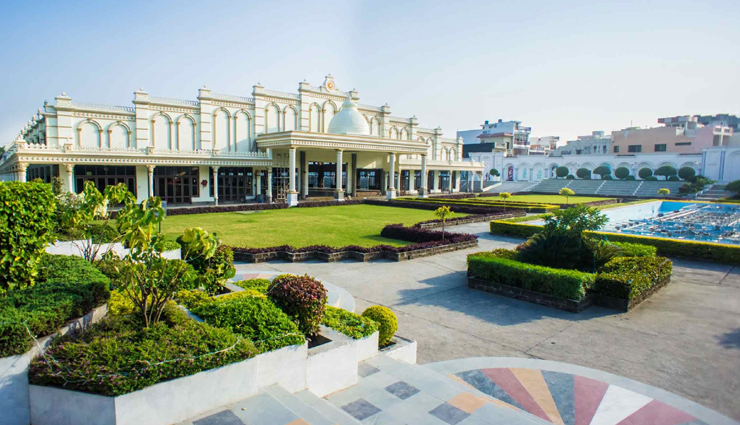 one can live in haridwar even without money,these ashrams have free arrangements for living and eating,holiday,travel,tourism