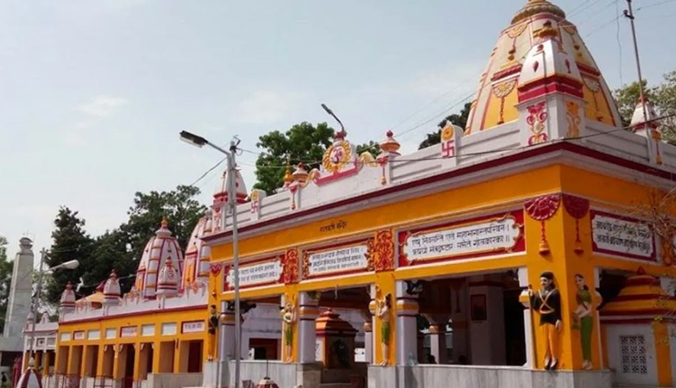 one can live in haridwar even without money,these ashrams have free arrangements for living and eating,holiday,travel,tourism