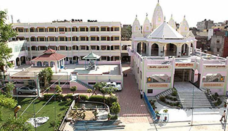 one can live in haridwar even without money,these ashrams have free arrangements for living and eating,holiday,travel,tourism