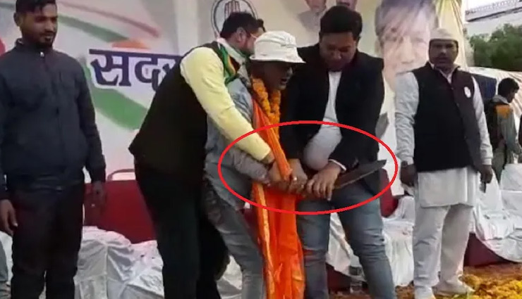 उत्तराखंड: पूर्व CM हरीश रावत की सुरक्षा में सेंध, छुरा लेकर मंच पर पहुंचा अधेड़, जान से मारने की दी धमकी