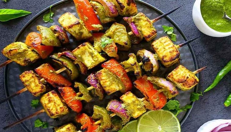 hariyali paneer tikka,paneer,indian cuisine,vegetarian,appetizer,green marinade,coriander,mint,green chilies,garlic,ginger,cumin,lemon juice,skewers,bell peppers,onions,tomatoes,grilled,baked,plant-based protein,party food,nutritious,antioxidants,spices,tangy,spicy,delicious