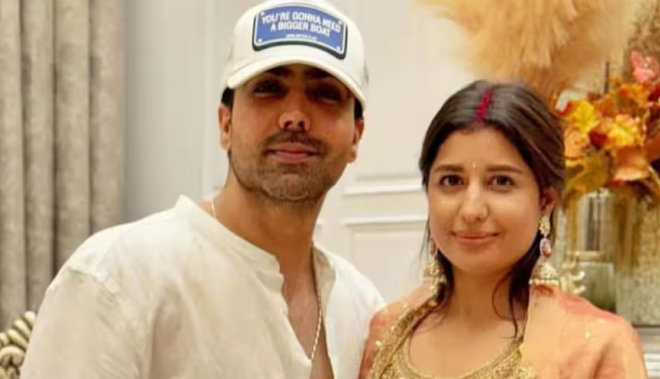 2 News : इस मशहूर सिंगर के घर में दूसरी बार गूंजीं किलकारियां, दिवाली पर वरुण ने बेटी के साथ शेयर की Photo