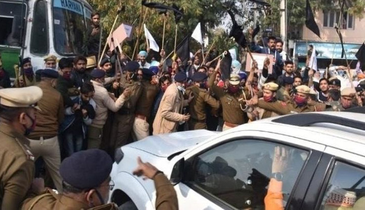 अंबाला: हरियाणा के CM की गाड़ी पर किसानों ने बरसाए डंडे, काले झंडे भी दिखाए