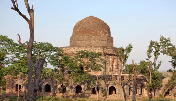 10 amazing places to explore in mandu,tourist attractions in mandu,historical monuments in mandu,jahaz mahal mandu,hathi mahal mandu,rani roopmati’s pavilion mandu,baz bahadur’s palace mandu,hindola mahal mandu,bagh caves mandu,hoshang shah’s tomb mandu,jami masjid mandu,munja talao mandu,rewa kund mandu,best places to visit in mandu,mandu tourist guide,things to do in mandu