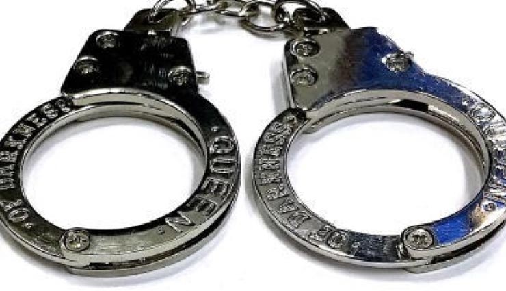 weird news,fight in boyfriend and girlfriends,restaurant waiter benefited 3 lakhs,florida,girlfriend revenge