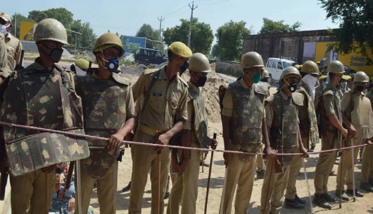  हाथरस कांड / मीडिया को मिली पीड़िता के गांव में  जाने की अनुमति,  नेताओं के लिए अभी भी रोक