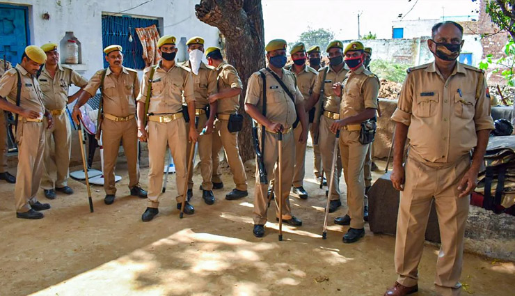 हाथरस गैंगरेप पीड़िता के परिवार को मिली सुरक्षा, हर शख्स को मिले दो सुरक्षाकर्मी, कहीं जाने से पहले सूचित करना जरूरी