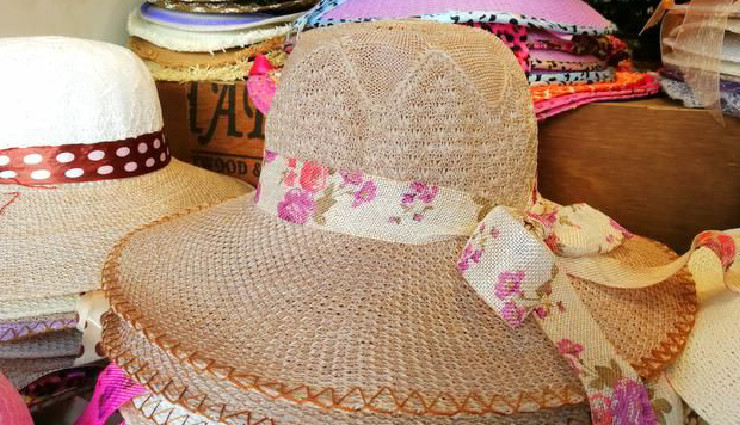 11 things to buy in goa,best souvenirs from goa,must-buy items in goa,shopping in goa,goan cashew nuts,goan feni,port wine from goa,spices from goa,funky t-shirts in goa,beachwear in goa,goan music cds,azulejos tiles from goa,coconut crafts,seashell decor from goa,flea markets in goa