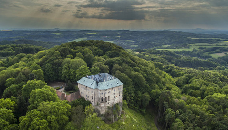 haunted castles,haunted castles in the world,houska castle,czech republic,dragsholm castle,denmark,warwick castle,england,castle of bardi,italy,edinburgh castle,scotland,leap castle,ireland
