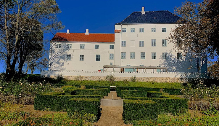 haunted castles,haunted castles in the world,houska castle,czech republic,dragsholm castle,denmark,warwick castle,england,castle of bardi,italy,edinburgh castle,scotland,leap castle,ireland