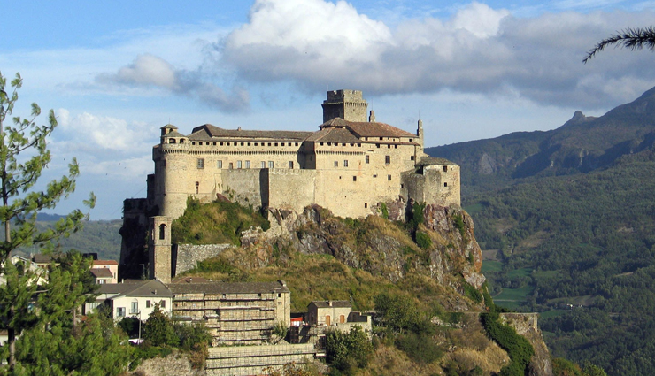 haunted castles,haunted castles in the world,houska castle,czech republic,dragsholm castle,denmark,warwick castle,england,castle of bardi,italy,edinburgh castle,scotland,leap castle,ireland