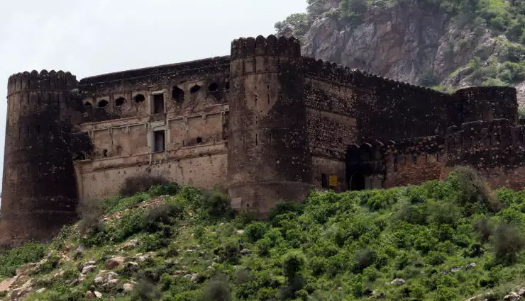 भारत के इन 8 किलों से जुड़ी हैं डरावनी कहानियां, दिन में जाने से भी डरते हैं यहां पर्यटक 