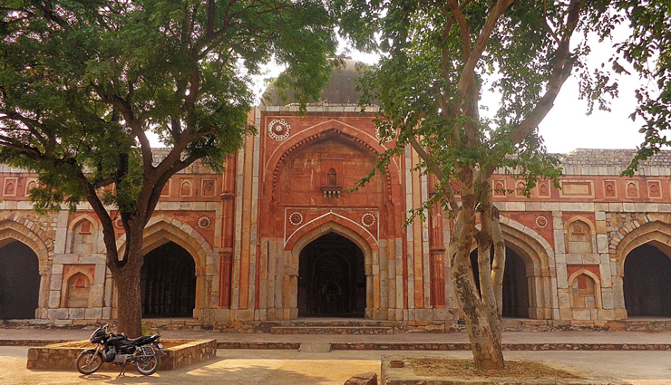 haunted spots,haunted spots in delhi,delhi,places to visit in delhi,sanjay van,jamali kamali tomb & mosque,bhuli bhatiyari mahal,house no w-3,greater kailash 1,delhi mutiny house,kashmere gate