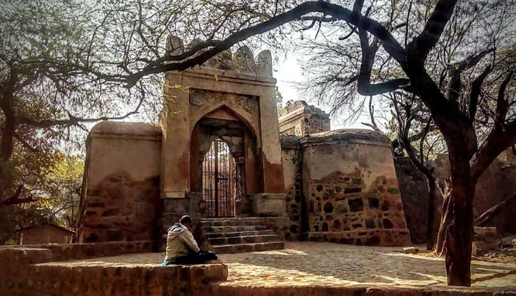 haunted spots,haunted spots in delhi,delhi,places to visit in delhi,sanjay van,jamali kamali tomb & mosque,bhuli bhatiyari mahal,house no w-3,greater kailash 1,delhi mutiny house,kashmere gate