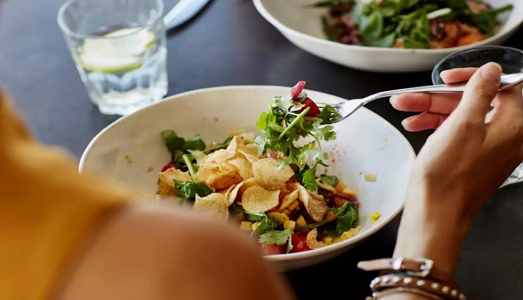 फायदा नहीं नुकसान पहुंचाता हैं खाली पेट इन हेल्दी चीजों का सेवन