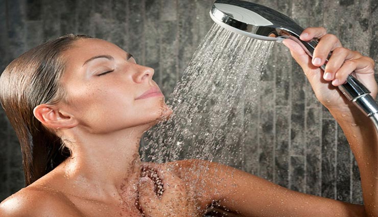 त्वचा की कई परेशानियों से छुटकारा दिलाएगी नहाने के पानी में इस्तेमाल की गई ये चीजें