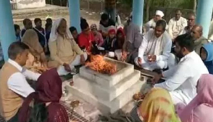 कोरोना वायरस से निजात पाने के लिए अब लोग ले रहे हवन का सहारा