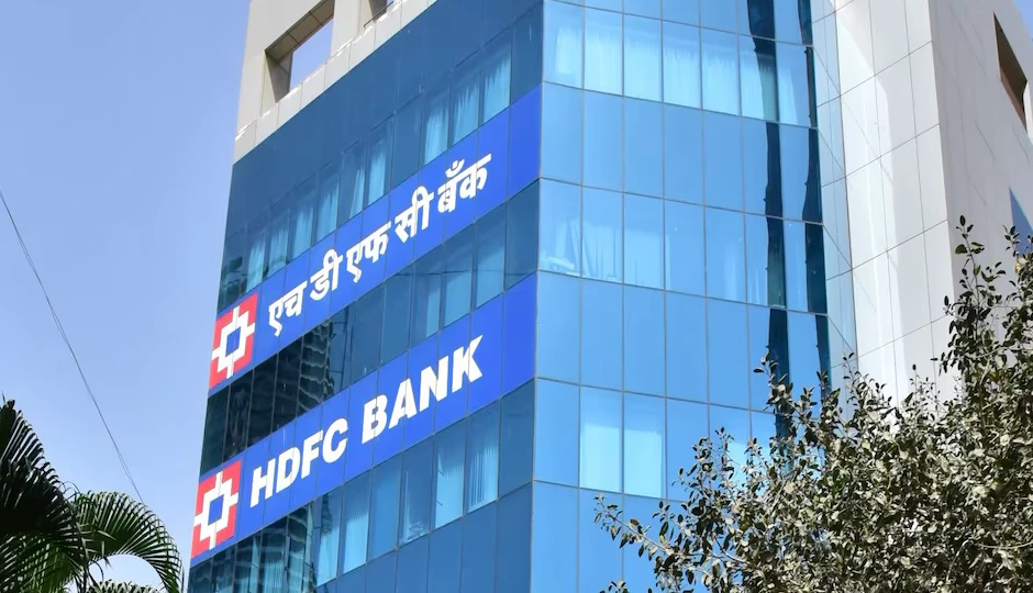 HDFC बैंक ने बदल दिए नियम: अब हर महीने सिर्फ़ 4 कैश ट्रांजेक्शन होंगे फ्री, उसके बाद देना होगा चार्ज