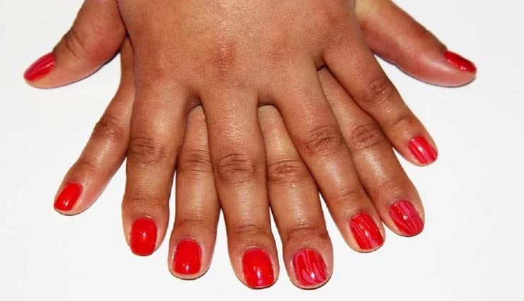 नाखून का बदलता रंग देता हैं कई बिमारियों के संकेत, जानें और रहें सतर्क