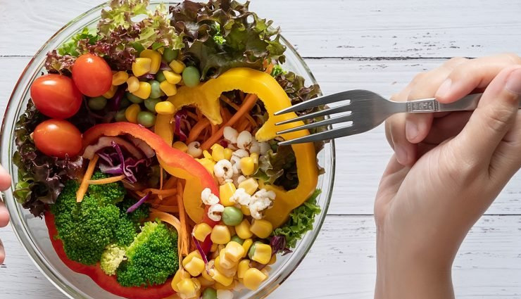 manage diabetes,diabetes diet,lifestyle changes for diabetes,blood sugar control,healthy diet for diabetes,portion control diabetes,monitoring sugar intake,hydration and diabetes,diabetes meal planning