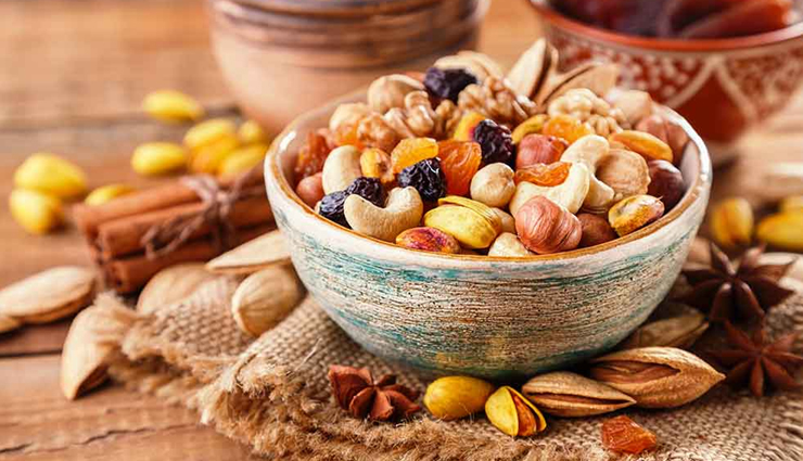 a small sandwich,fresh fruits and nuts,baby carrots with a dip,apples and peanut butter,yogurt and fruit,trail mix,popcorn,healthy snacks,Health tips,fitness tips