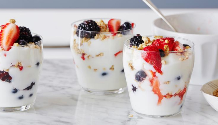 a small sandwich,fresh fruits and nuts,baby carrots with a dip,apples and peanut butter,yogurt and fruit,trail mix,popcorn,healthy snacks,Health tips,fitness tips