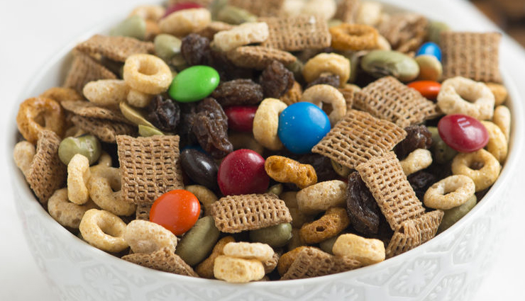 a small sandwich,fresh fruits and nuts,baby carrots with a dip,apples and peanut butter,yogurt and fruit,trail mix,popcorn,healthy snacks,Health tips,fitness tips