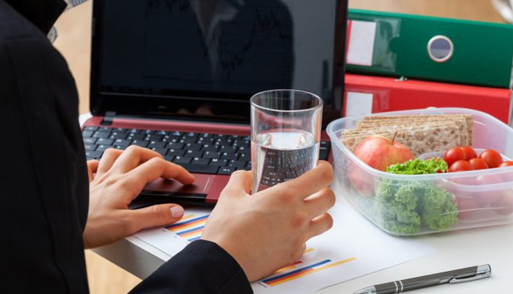 क्या आपको भी लगती हैं ऑफिस में काम के दौरान भूख, हेल्दी स्नैक्स में ये 8 ऑप्शन रहेंगे बेहतरीन