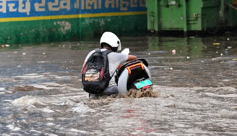 13 राज्यों में भारी बारिश का अलर्ट, उत्तराखंड में रेड अलर्ट जारी; यूपी, बिहार और दिल्ली समेत कई इलाकों में बाढ़ का खतरा