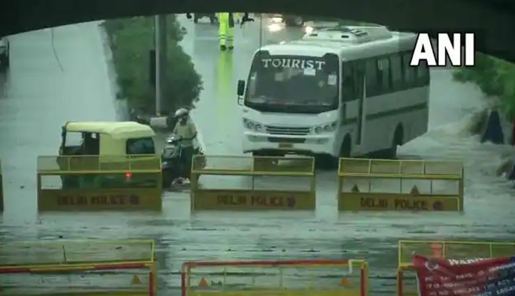 दिल्ली-NCR में मूसलाधार बारिश, कई जगहों पर जलभराव,  ITO के पास ट्रैफिक थमा, आजाद मार्केट अंडरपास बंद