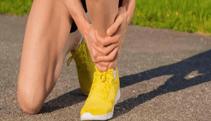 एड़ी की मोच के दर्द को दूर करेंगे ये 4 उपाय, मिनटों में मिलेगा आराम