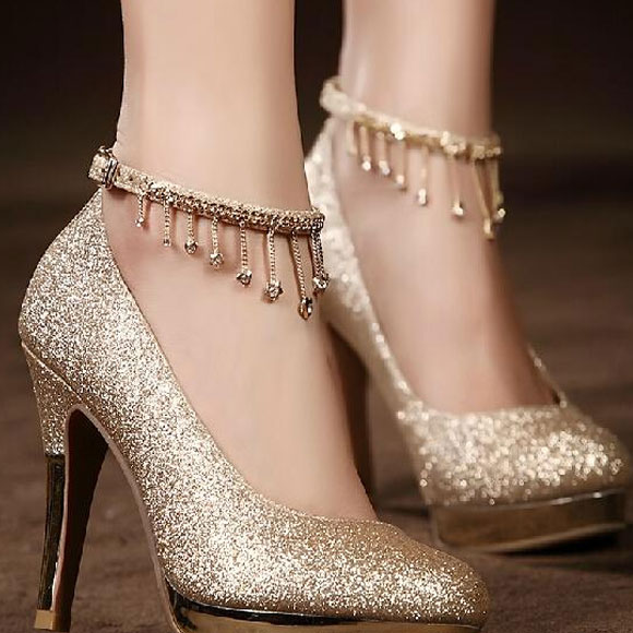 चार चांद लगाएगा गोल्डन कलर, पहने कुछ इस प्रकार #Fashion Tips fashion tips,slaying in golden,golden color dress,golden jewellery,golden had bag,golden heels,trendy look