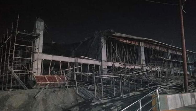 कुम्भ मेला 2019 : तैयारियों के बीच सामने आई हादसे की खबर, हेलीपोर्ट बिल्डिंग का हिस्सा गिरा, बचाव कार्य जारी कुम्भ मेला 2019 : तैयारियों के बीच सामने आई हादसे की खबर, हेलीपोर्ट बिल्डिंग का हिस्सा गिरा, बचाव कार्य जारी