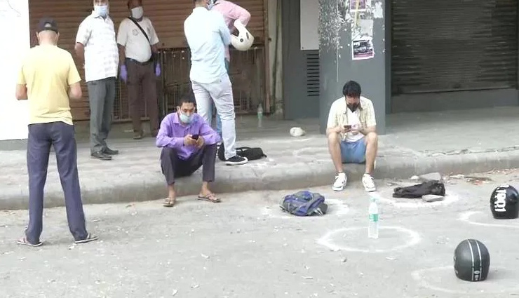 lockdown,coronavirus,delhi,liquor shops,helmets,bottles,line for wine,corona death in india,news,news in hindi