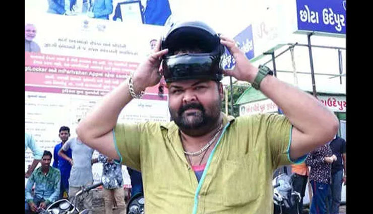 नए मोटर व्हीकल एक्ट का विरोध, हेलमेट की बजाय देगची-पतीला डालकर निकले, वीडियो वायरल helmets on bikes in gujarat,new traffic rules,helmet,gujarat,utensils,bike,new motor vehicle act,gujarat government,utensils on head,news,news in hindi