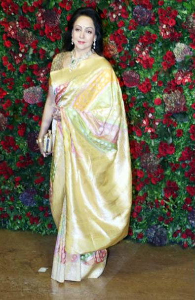 ब्लैक सूट में रणवीर और रेड गाउन में दीपिका, कमाल की लग रही थी इनकी जोड़ी, देखे तस्वीरें bollywood,deepika padukone,ranveer singh,deepika ranveer reception,deepika padukone reception party pics