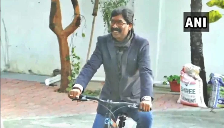 झारखंड चुनावः साइकल  चलाकर हेमंत सोरेन ने जाहिर  की जीत की खुशी, देखे वीडियो