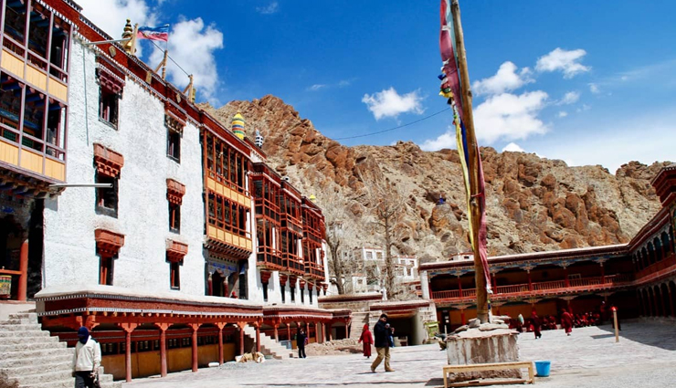 लद्दाख ट्रिप प्लान कर रहे हैं? इन 9 जगहों को देखे बिना मत लौटिए places to visit in ladakh,ladakh travel,best places in ladakh,ladakh tourist attractions,leh palace,pangong lake,khardung la,nubra valley,thiksey monastery,zanskar valley,hemis national park,shanti stupa,ladakh adventure,ladakh trekking,ladakh monasteries