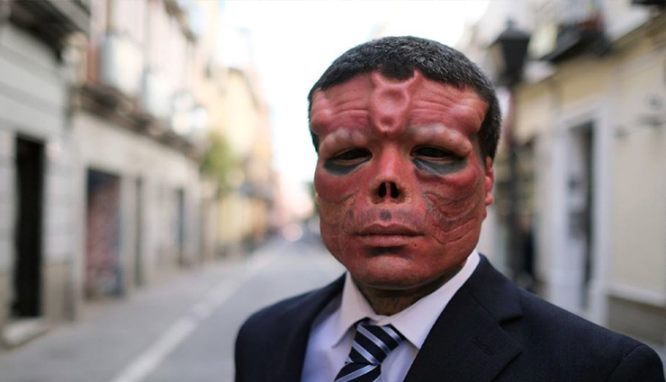 30 लाख रुपये खर्चकर शख्स ने बनवाई शैतान जैसी शक्ल, कटवाए नाक-कान