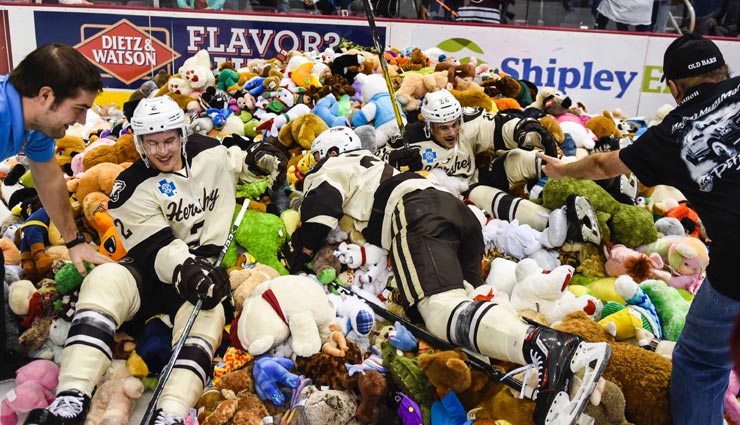 प्रशंसकों ने मैदान पर खिलाडियों का किया ऐसा स्वागत, बन गया अनूठा रिकॉर्ड