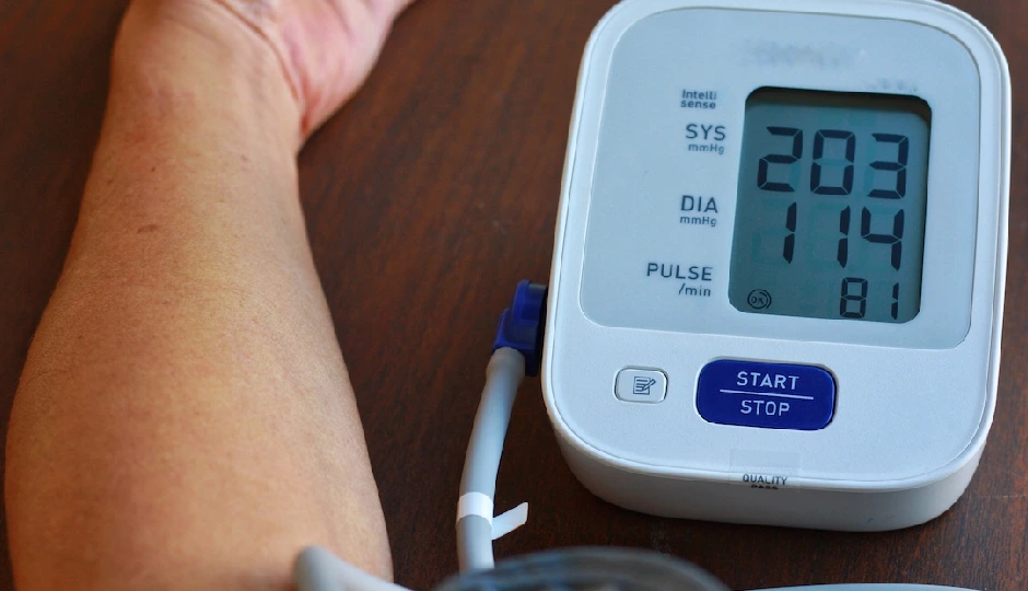 हाई ब्लड प्रेशर: शरीर पर इसके खतरनाक असर और शुरुआती लक्षण, नज़रअंदाज करना पड़ सकता है भारी