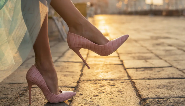 how to wear high heels comfortably,high heel pain relief tips,comfortable heels for women,foot care for heel wearers,stylish yet comfortable heels,prevent foot pain from heels,women shoe comfort guide,tips for wearing heels all day,beauty without foot pain,heel fashion advice