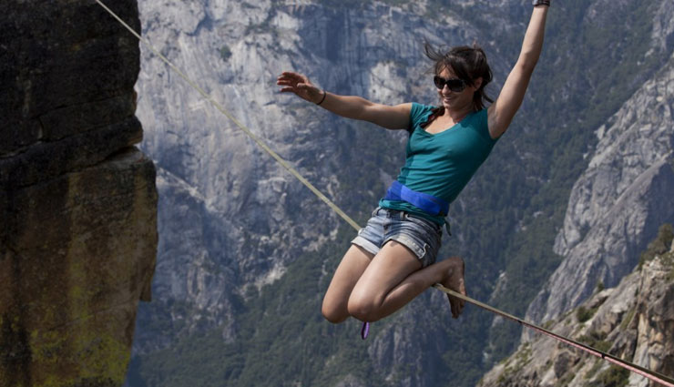 विश्व में प्रसिद्द है ये भयानक खेल most popular dangerous game in world,dangerous games in the world,base jumping games,skydiving game,street liner games,bull fighting game,life threatening games in the world,free soloing games,cricking game