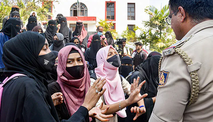 हिजाब इस्लाम का अनिवार्य हिस्सा नहीं, स्कूल यूनिफॉर्म पहनना ही होगा: कर्नाटक हाईकोर्ट