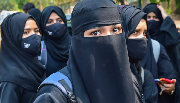 Hijab Controversy:  इन चार सवालों के आधार पर कर्नाटक कोर्ट का आया फैसला, स्कूल-कॉलेजों में हिजाब की इजाजत नहीं 